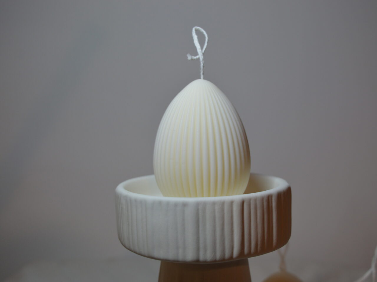 Świeca jajko wielkanocne ryflowane ecru M