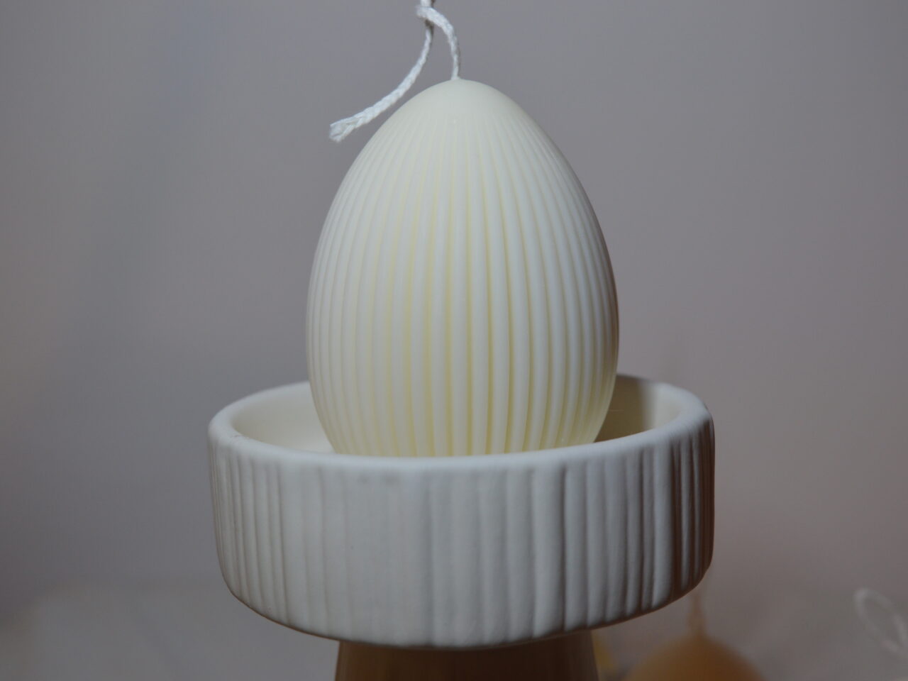 Świeca jajko wielkanocne ryflowane ecru L